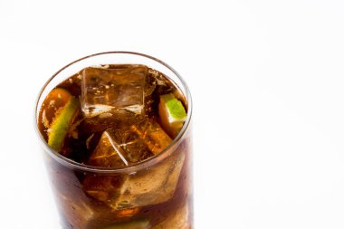 Cuba libre. Kokteyl ROM, kireç ve beyaz arka plan üzerinde izole buz. Boşaltmak
