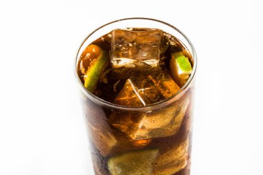 Cuba libre. Kokteyl ROM, kireç ve beyaz arka plan üzerinde izole buz ile. 