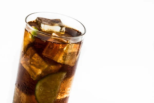 Cuba Libre Cocktail Med Rom Lime Och Isolerad Vit Bakgrund — Stockfoto