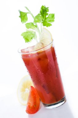 Bloody Mary kokteyl cam beyaz arka plan üzerinde.