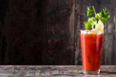 Bloody Mary kokteyl cam beyaz arka plan üzerinde. Boşaltmak