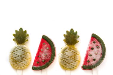 Beyaz arka plan üzerinde izole ananas ve karpuz çubuklu dondurmayı. Üstten Görünüm