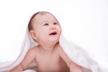 Beyaz arka plan üzerinde gülümseyen sevimli küçük bebek kız
