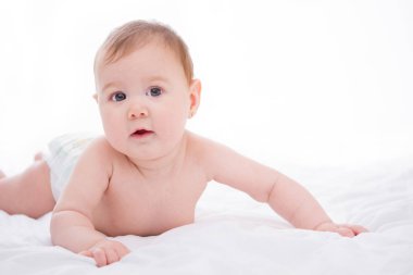 Beyaz arka plan üzerinde gülümseyen sevimli küçük bebek kız