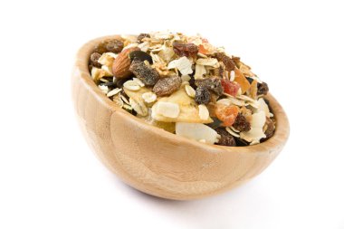 Müsli ve kurutulmuş meyve ahşap kase beyaz arka plan üzerinde izole. 