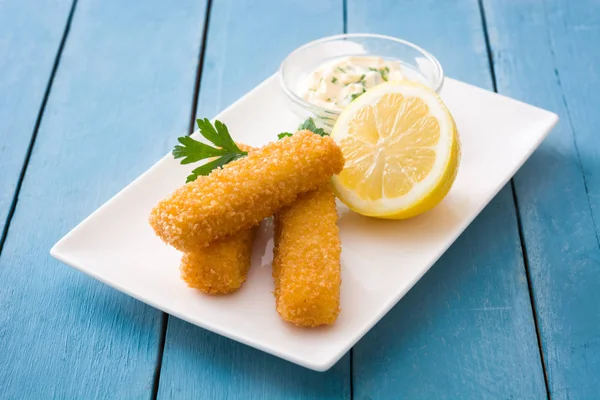 Crujiente Frito Dedos Pescado Con Limón Salsa Sobre Fondo Madera —  Fotos de Stock