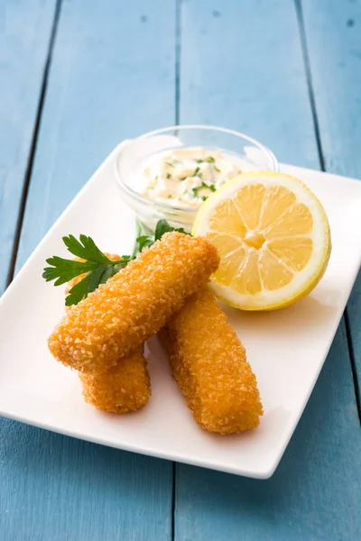 Dedos Peixe Frito Crocante Com Limão Molho Fundo Madeira Azul — Fotografia de Stock