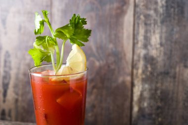 Bloody Mary kokteyl cam ahşap masa üzerinde. Boşaltmak