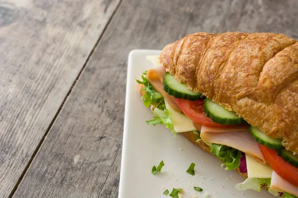 Sanduíche Croissant Com Queijo Presunto Legumes Mesa Madeira — Fotografia de Stock