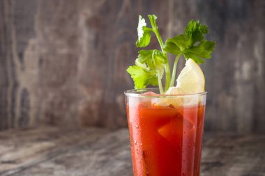 Bloody Mary kokteyl cam ahşap masa üzerinde. Boşaltmak