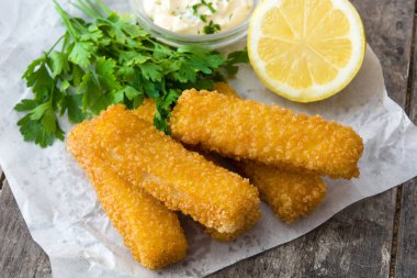 Çıtır çıtır kızarmış balık kroket limon ve ahşap zemin üzerine sos ile
