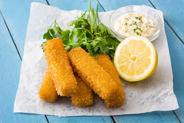 Çıtır Çıtır Kızarmış Balık Kroket Limon Mavi Ahşap Zemin Üzerine — Stok fotoğraf