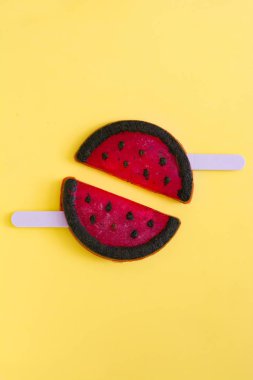 Karpuz dondurma Sarı zemin üzerine.