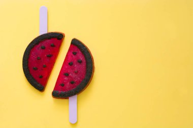 Karpuz dondurma Sarı zemin üzerine. Boşaltmak.