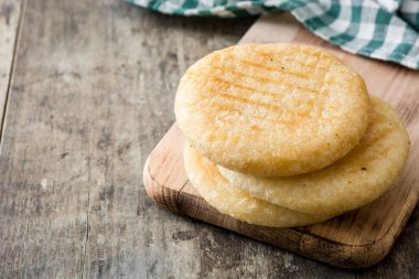 Arepas ahşap masa üzerinde. Venezuela geleneksel yemekler