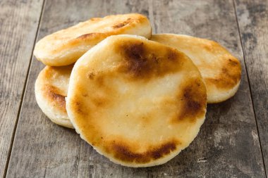 Arepas ahşap masa üzerinde. Venezuela geleneksel yemekler