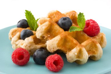 Yaban mersini ve ahududu, beyaz arka plan üzerinde izole ile geleneksel Belçika waffle. 