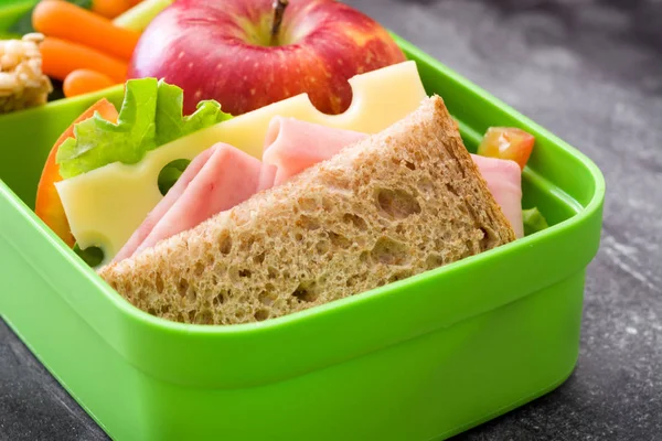 Sano Pranzo Scolastico Sandwich Verdure Frutta Succo Frutta Pietra Nera — Foto Stock