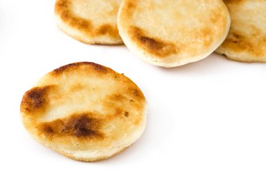 Beyaz arka plan üzerinde izole Arepas. Venezuela geleneksel yemekler