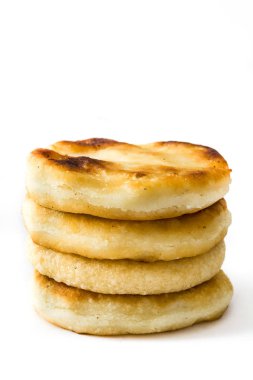 Beyaz arka plan üzerinde izole Arepas. Venezuela geleneksel yemekler