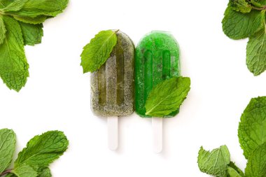 Beyaz arka plan üzerinde izole yeşil donmuş çubuklu dondurmayı. Üstten Görünüm. 