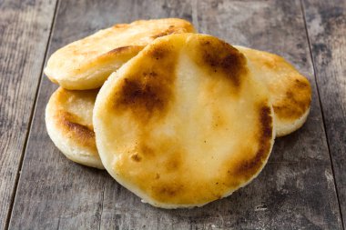 Arepas ahşap masa üzerinde. Venezuela geleneksel yemekler