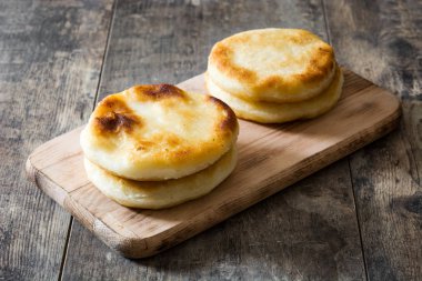 Arepas ahşap masa üzerinde. Venezuela geleneksel yemekler