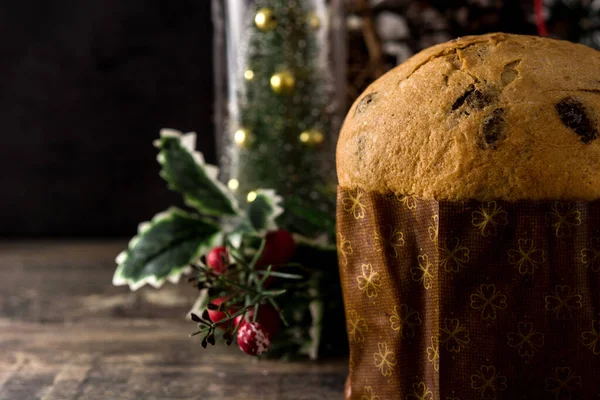 Gâteau Panettone Chocolat Noël Décoré Sur Une Table Bois Espace — Photo