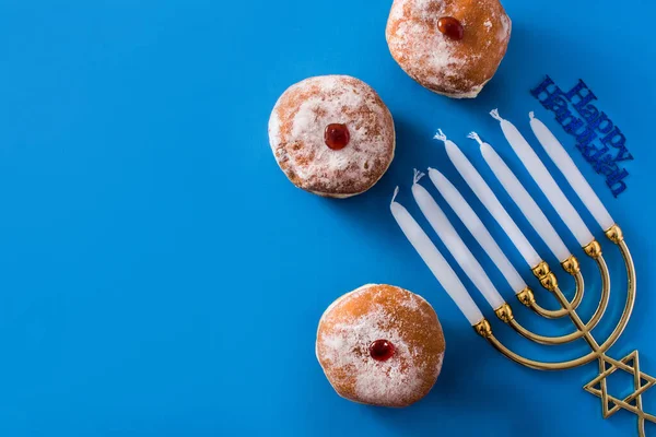 Żydowska Menora Chanuka Pączki Sufganiyot Niebieskim Tle Widok Góry Przestrzeń — Zdjęcie stockowe