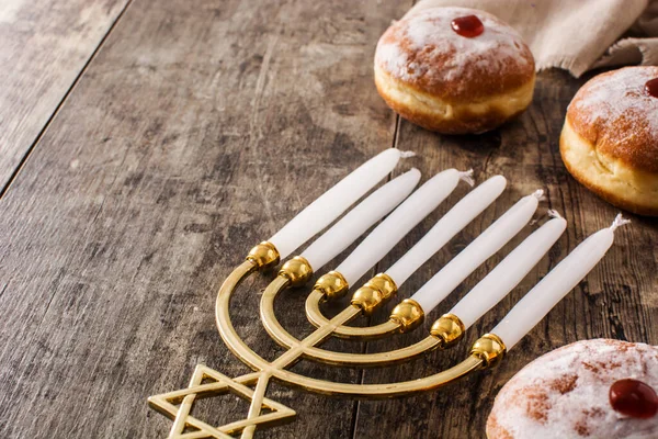 Jüdische Chanukka Menora Und Sufganiyot Donuts Auf Einem Holztisch Kopierraum — Stockfoto