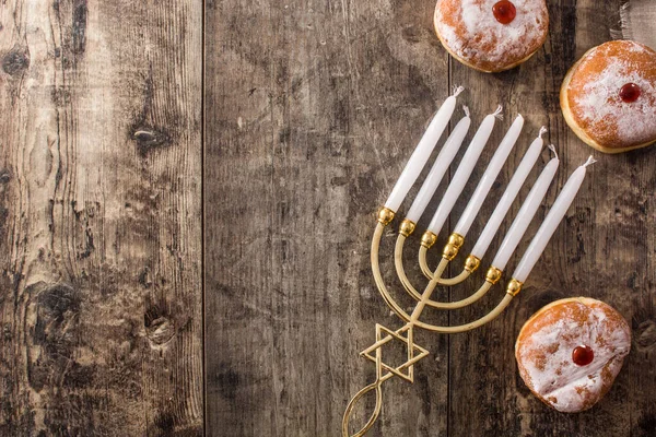 Jüdische Chanukka Menora Und Sufganiyot Donuts Auf Einem Holztisch Ansicht — Stockfoto