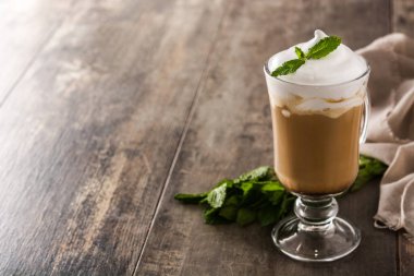 Ahşap masada Noel için naneli kahve mocha. Kopyalama alanı
