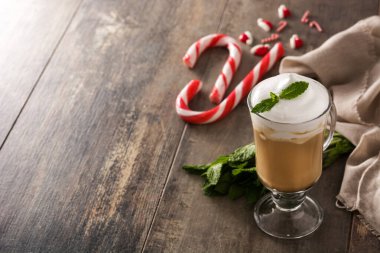 Ahşap masada Noel için naneli kahve mocha. Kopyalama alanı