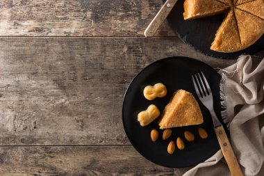Geleneksel Noel badem ezmesi dilimi ahşap masada. Üst Manzara. Boşluğu kopyala