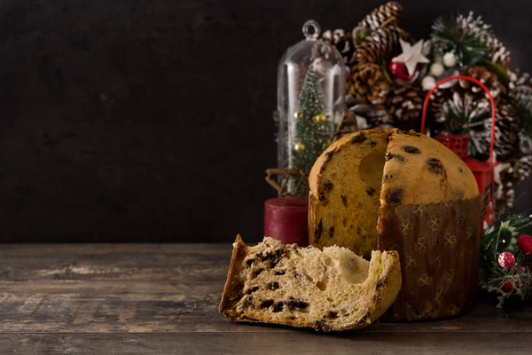 Pastel Panettone Chocolate Navidad Con Navidad Decorado Mesa Madera Copiar — Foto de Stock
