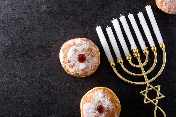 Judío Hanukkah Menorah Donuts Sufganiyot Sobre Fondo Negro Vista Superior —  Fotos de Stock