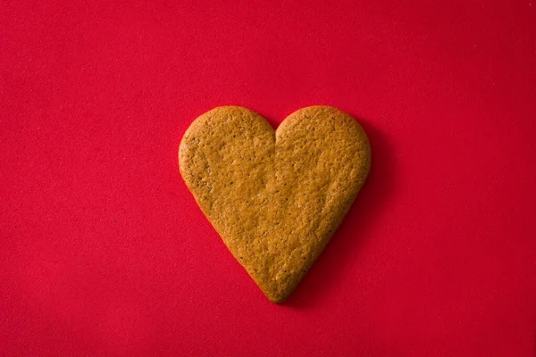 Galletas Forma Corazón Aisladas Sobre Fondo Rojo Concepto San Valentín — Foto de Stock