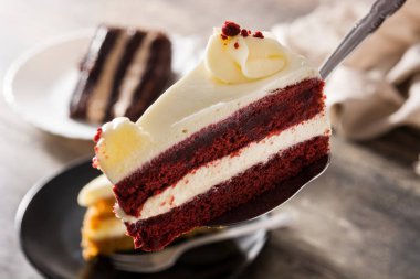 Red Velvet kek dilimi ahşap tablo