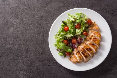 Siyah arka planda sebzeli ızgara tavuk göğsü. Üst Manzara. Boşluğu kopyala