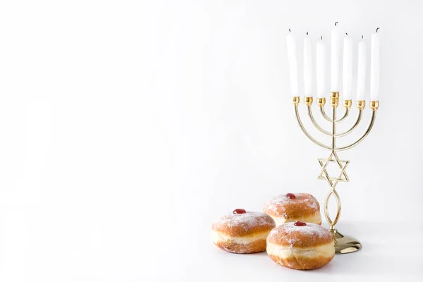 Judisk Hanukkah Menorah Och Sufganiyot Munkar Isolerade Vit Bakgrund Kopiera — Stockfoto