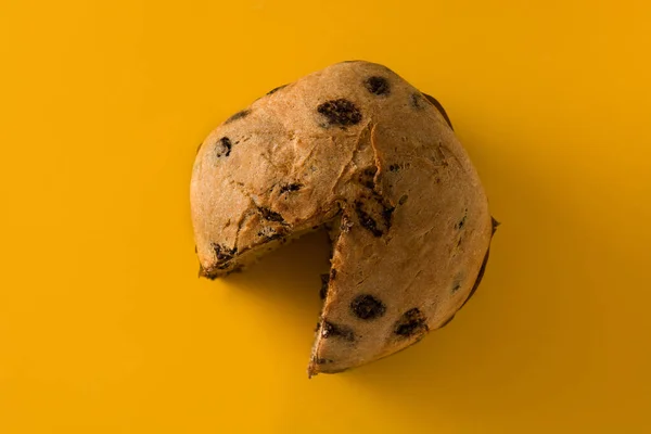 Panettone Cioccolato Natalizio Isolato Fondo Giallo Vista Dall Alto — Foto Stock