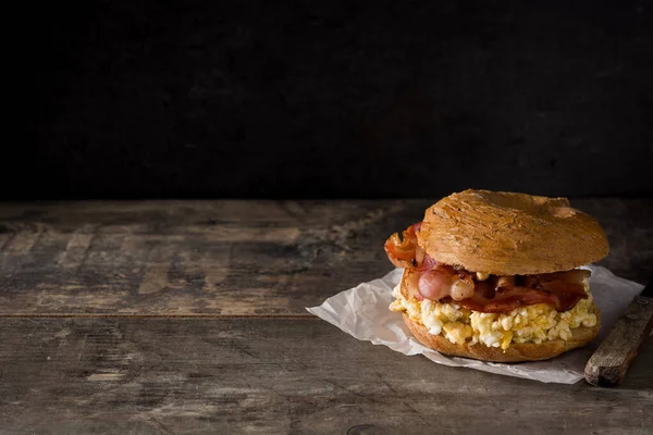 Sandwich Bagel Con Tocino Huevo Queso Sobre Mesa Madera Copiar — Foto de Stock