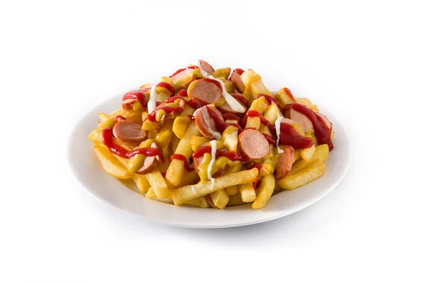 Tipik Latin Amerika Salchipapa. Kızarmış sosis, ketçap, hardal ve mayonez, beyaz arka planda izole edilmiş.