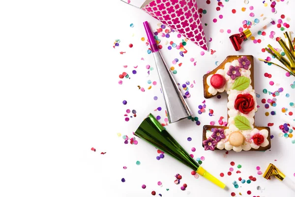 Nummer Ett Tårta Dekorerad Med Blommor Makaroner Och Konfetti Isolerad — Stockfoto