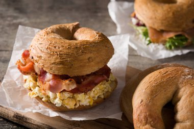Pastırmalı sandviç, ahşap masada yumurta ve peynir..