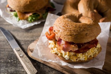 Pastırmalı sandviç, ahşap masada yumurta ve peynir..