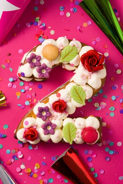 Pastel Número Dos Decorado Con Flores Macarrones Confeti Aislados Sobre —  Fotos de Stock