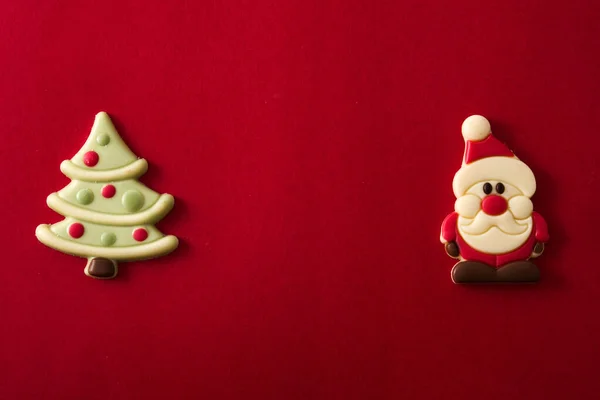 Albero Natale Babbo Natale Bonbons Cioccolato Sfondo Rosso — Foto Stock