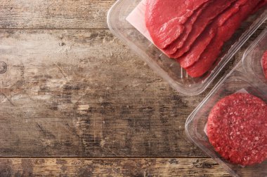 Tahta masada plastik içinde farklı et türleri var. Üst görünüm