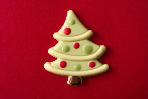 Vánoční Strom Čokoládové Bonbóny Červeném Pozadí — Stock fotografie